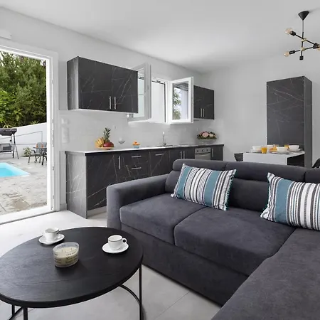 Willa Summer Stories Pool *